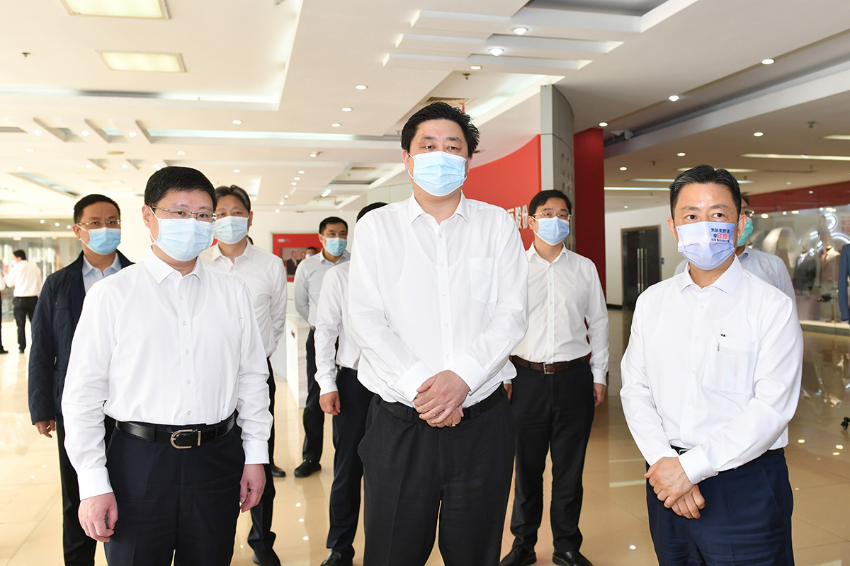 4月12日，无锡市市长赵建军带队深入人生就是博尊龙集团，专题调研疫情防控和复工复产工作。